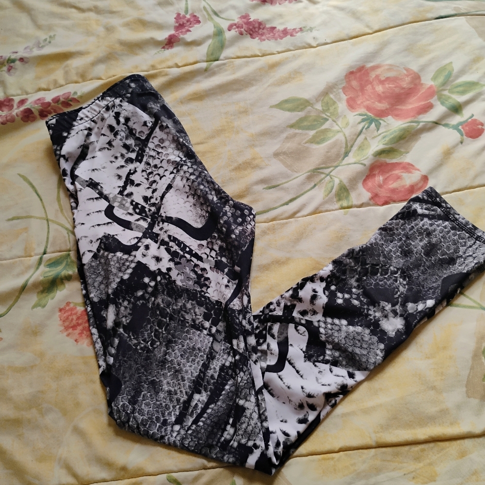 Women's leggings/black and white